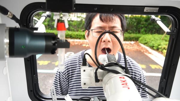核酸采样机器人在上海问世，机器人“采样员”“很温柔