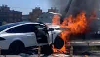 顶级车手驾驭不了的特斯拉，Model x 车祸后燃烧
