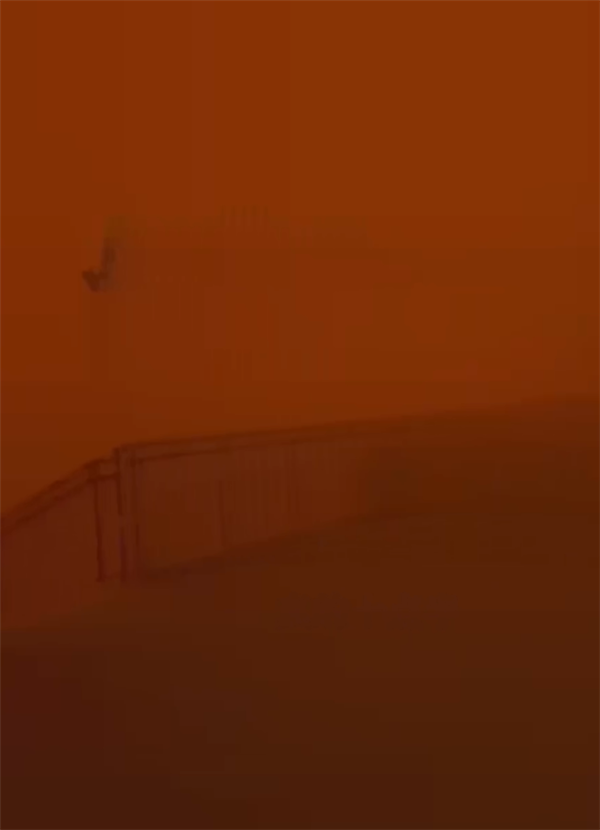 多名网友拍下新疆特强沙尘暴，能见度不到50米