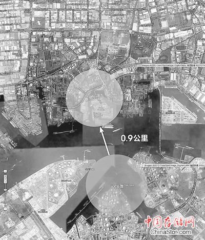 卫星地图显示的新加坡裕廊岛埃克森美孚炼厂PX装置，距居民区只有900米。此外，世界主要PX装置据城区的距离也都不远，美国休斯敦PX装置距城区1.2公里、荷兰鹿特丹PX装置距市中心8公里、韩国釜山PX装置距市中心4公里、日本冈山县水岛工业区内有两个PX项目，离居住区最近只有不到2公里、位于川崎的PX工厂与居民区之间的距离不到5公里。 《新能源经贸观察杂志》提供