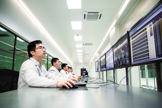 天河二号工作人员监看系统运行情况（图片由广州超算中心提供）