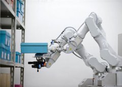 日立研发行走物流机器人 可装卸多种货物