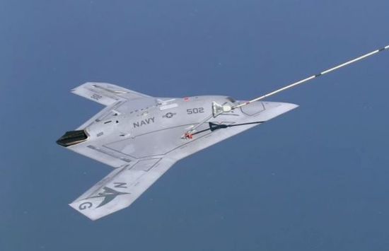 资料图片：美军X-47B无人机进行空中加油试验。（图片来源于网络）