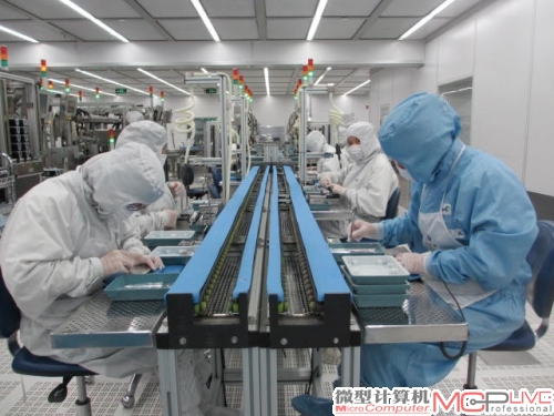 苏州工厂一角，别看希捷中国员工超过18000人，其实希捷工厂的自动化程度相当高，这样的产线已算“劳动力密集型”。
