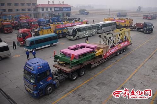 　拉载着拆分后的钻机的50辆重型运输车整齐列队继续上路。新文化报 刘阳 摄