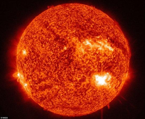 资料图：太阳表面巨大冕环细节照