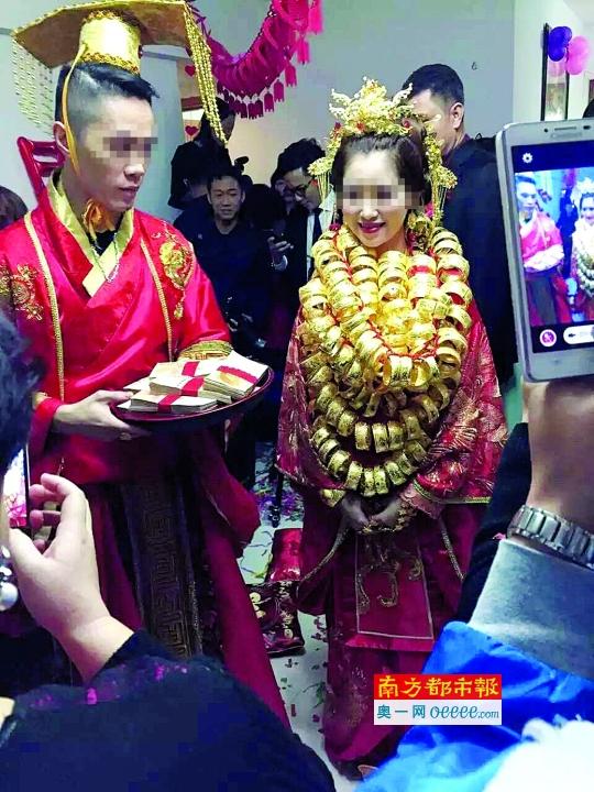 广东土豪婚礼新娘全身披金 市民一度以为是拍戏