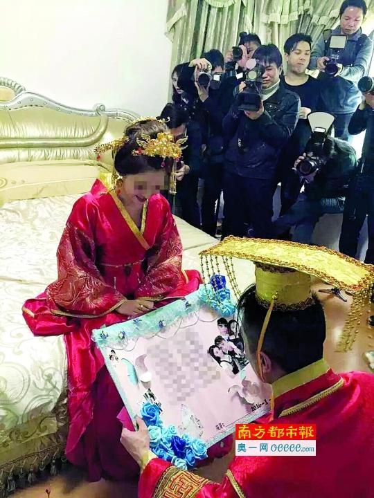 广东土豪婚礼新娘全身披金 市民一度以为是拍戏