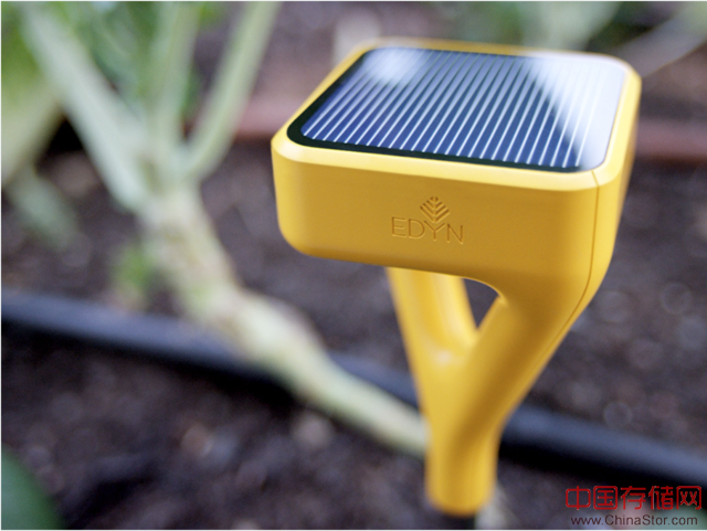 Edyn是一套花园智能管理系统，通过插入土壤的传感器自动收集和分析花园里的土壤条件和天气变化，然后把数据同步到手机上的Edyn App上，并且给出提醒和适当的建议。