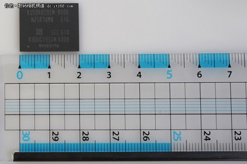 三星发布的512GB固态硬盘 比邮票还小