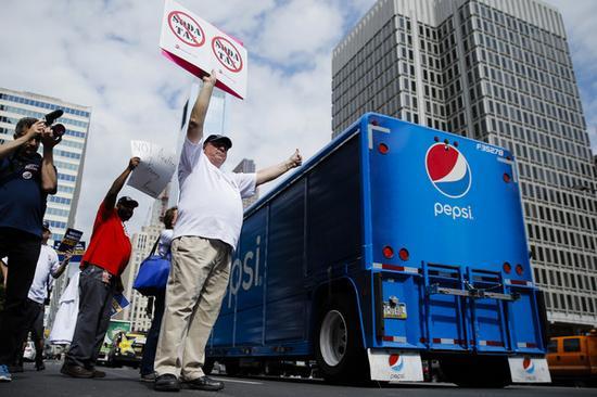 美国费城开征汽水税 喝可乐需交税