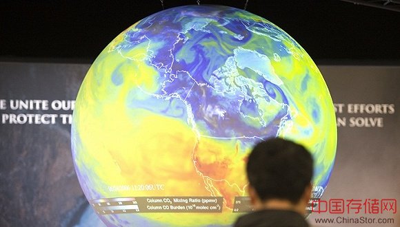 2015年巴黎气候峰会期间人们看着地球的图片。来源：AFP