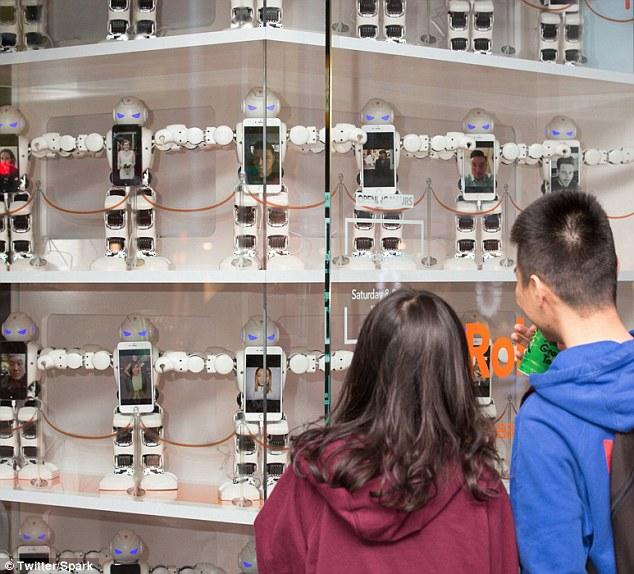 新西兰智能机器人代替主人排队购买iPhone 7，深圳造