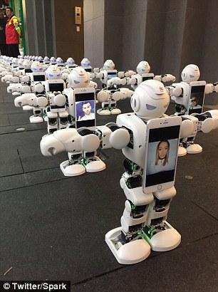 新西兰智能机器人代替主人排队购买iPhone 7，深圳造