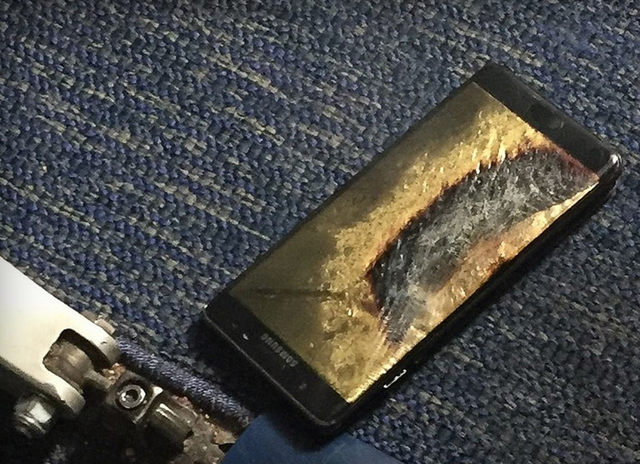 换新后的Note 7手机在飞机上冒烟 烧穿了地毯