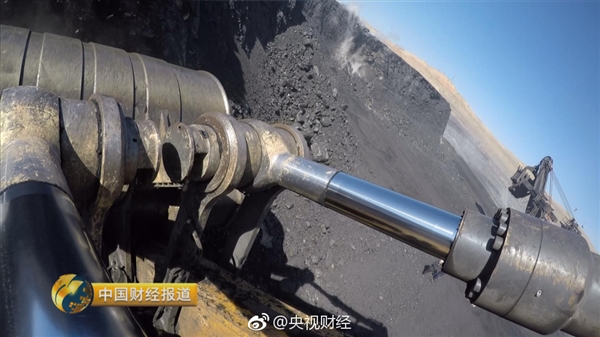 中国自主造超级挖掘机：一铲斗能挖40吨煤！