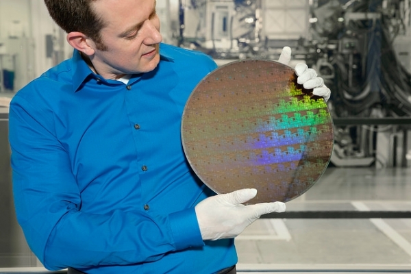 摩尔定律堪称不死神话： IBM开发5纳米芯片