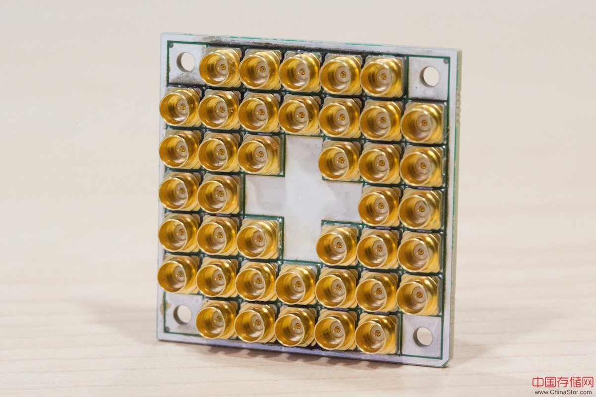 英特尔的7量子比特测试芯片大概是四分之一。 金连接器允许芯片连接到量子计算机外的世界。