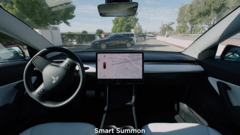 外媒：特斯拉汽车的Smart Summon自动泊车系统易出故障